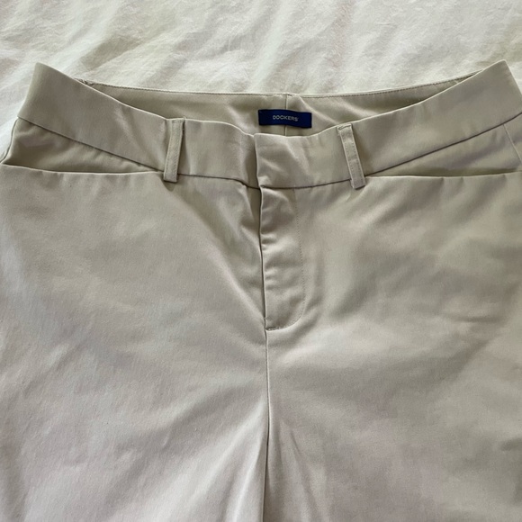 Womens Dockers Light Khaki Bermuda Shorts 6 - Picture 2 of 4